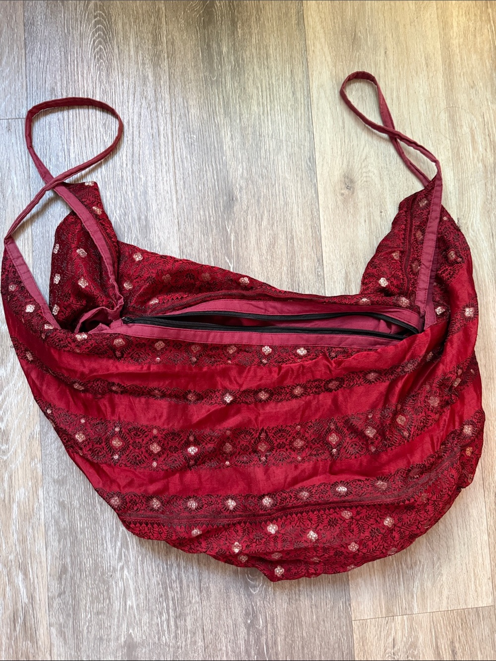 NWOT SILK Brocade Handbag from THAILAND Red and Silver Shoulder Bag with Zipper - Picture 3 of 4
